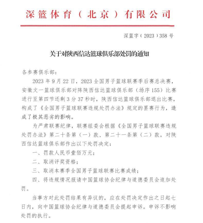 曾，关雨波（芦芳生 饰）是黉舍里独一一个考上了年夜学的高材生，他的名字是以响彻校园，成为汗青。现在，四年曩昔，命运让关雨波再次回到了闭塞的小镇当中，成了一位镇当局的工作职员。本觉得可以或许逃离这个封锁的世界，哪知道转了一圈以后却照旧回到了原点，关雨波感应实际是如斯的嘲讽。掉意的关雨波只能向酒精追求抚慰。某日，他不测碰见了现在在供销社上班的成丽雯（杨采钰 饰）。远在学生时期，关雨波就喜好上了成丽雯，后由于分隔两地而垂垂淡忘了这段豪情。现在旧梦重温，关雨波心里里对成丽雯的豪情捋臂张拳，可是成丽雯却对面前这个颓丧的汉子立场冷漠。